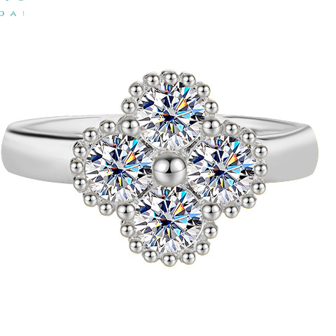 Clovera Moissanite Ring