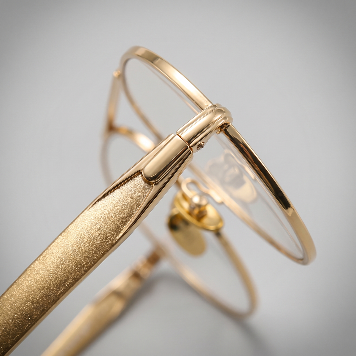 C3 bright gold frame anti-blue light - macro hinge detail